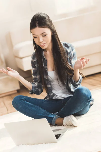 Mujer teniendo conversación de vídeo en el ordenador portátil - foto de stock