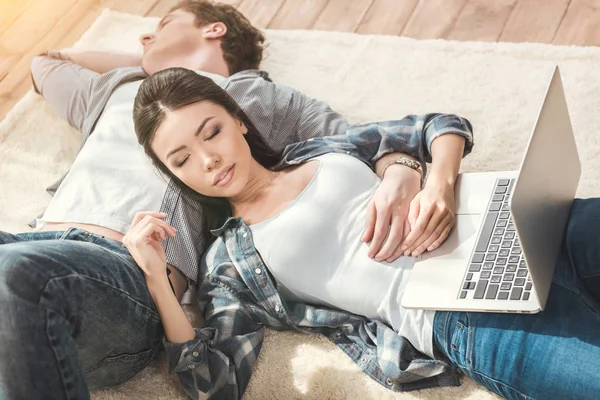 Frau schläft auf Freund — Stockfoto