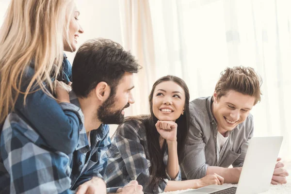 Parejas tumbadas en el suelo y divertirse — Stock Photo