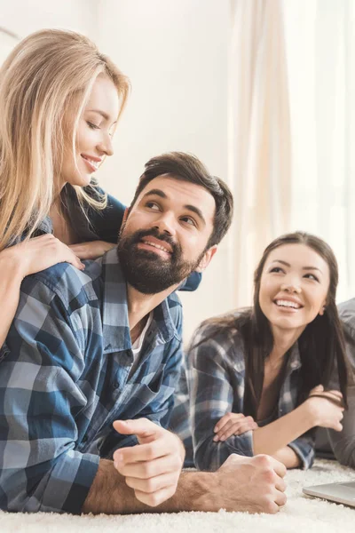 Parejas tumbadas en el suelo y divertirse - foto de stock