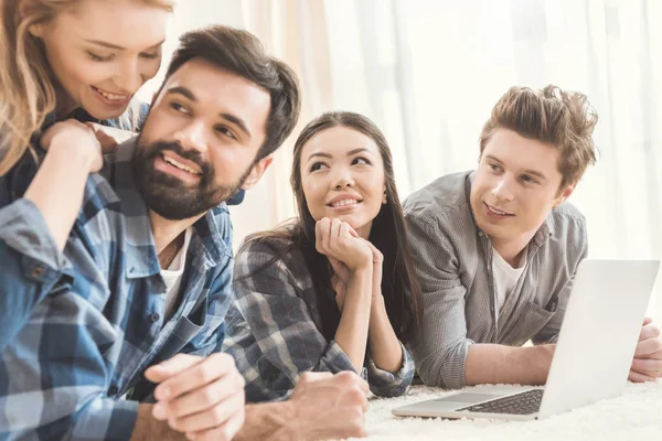 Parejas tumbadas en el suelo y divertirse — Stock Photo