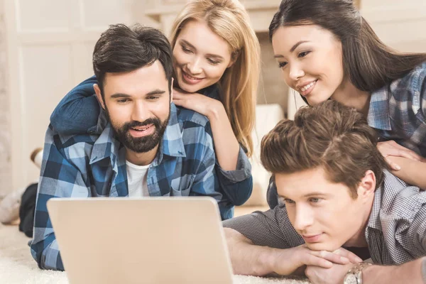 Parejas tumbadas en el suelo y divertirse - foto de stock