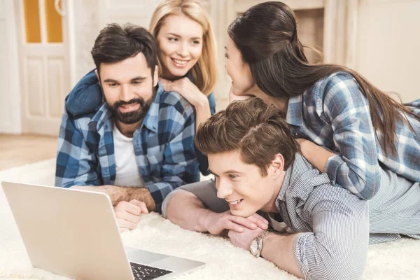 Parejas tumbadas en el suelo y divertirse - foto de stock