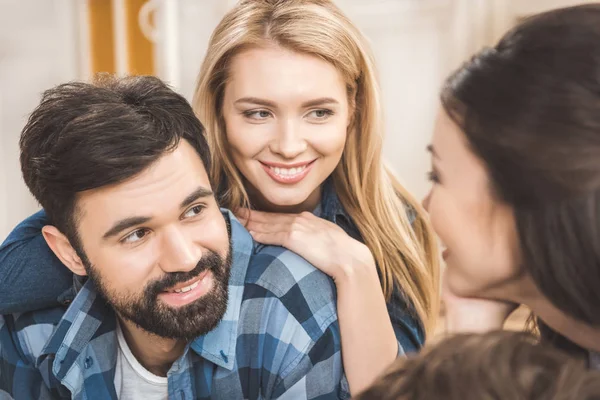 Parejas tumbadas en el suelo y divertirse - foto de stock