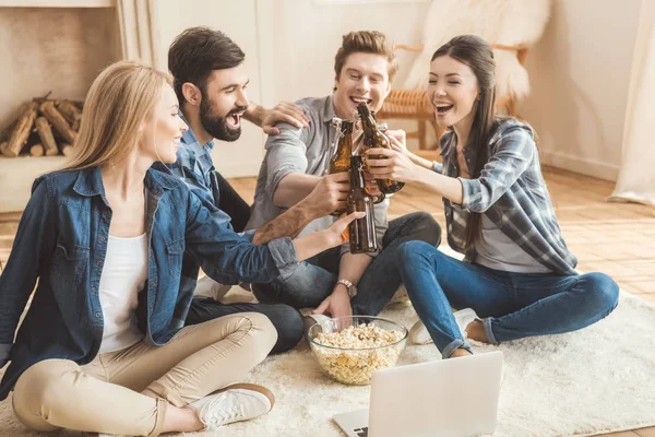 Deux couples regardant un film sur ordinateur portable — Photo de stock