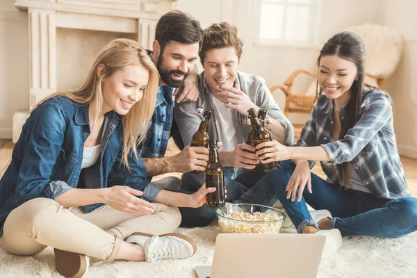 Dos parejas viendo películas en el portátil - foto de stock