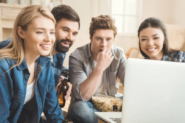 Deux couples regardant un film sur ordinateur portable — Photo de stock