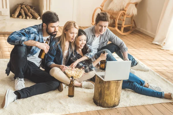 Due coppie che guardano film sul computer portatile — Foto stock