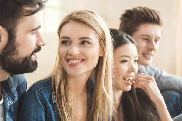 Paare, die zu Hause in einer Reihe sitzen — Stockfoto