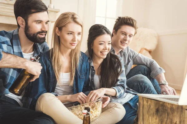 Deux couples regardant un film sur ordinateur portable — Photo de stock