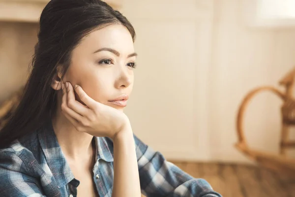 Mujer soñando despierto en casa - foto de stock