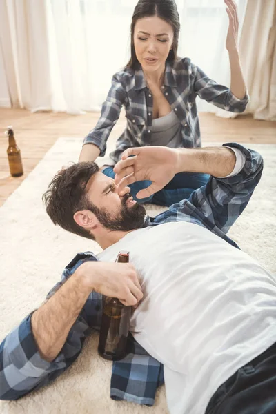 Frau brüllt betrunkenen Mann an — Stockfoto