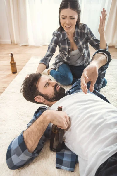 Frau brüllt betrunkenen Mann an — Stockfoto