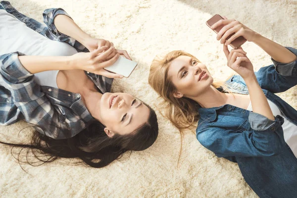 Dos mujeres tomando selfie - foto de stock