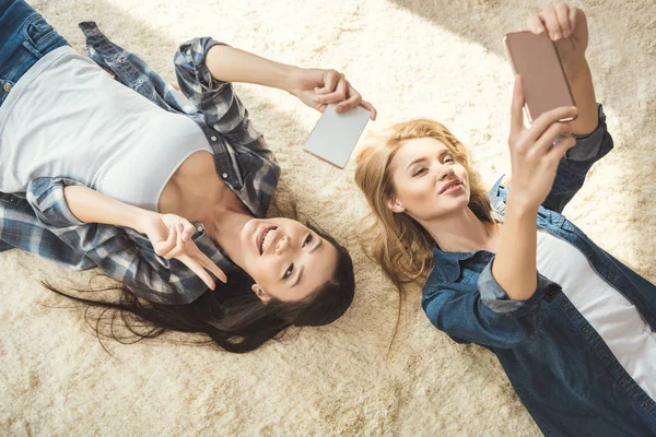 Zwei Frauen machen Selfie — Stockfoto