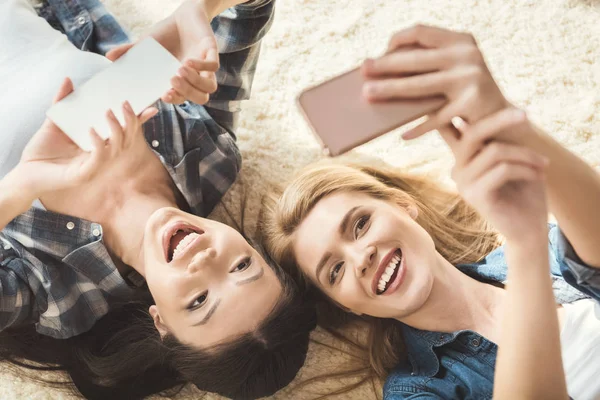 Dos mujeres tomando selfie - foto de stock