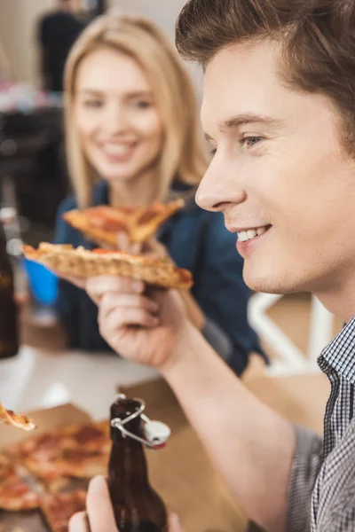 Pareja comiendo deliciosa pizza - foto de stock