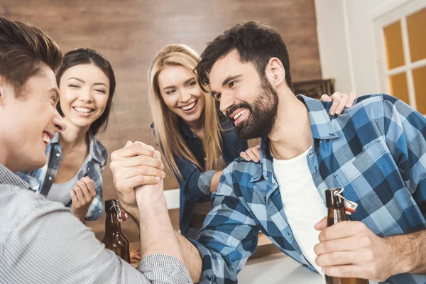 Hommes avec les mains serrées dans bras défi de lutte — Photo de stock