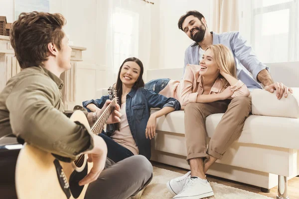 Diversas personas festejando juntas - foto de stock