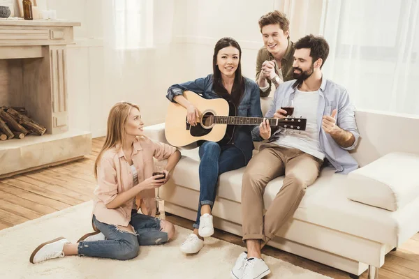 Unterschiedliche Menschen feiern zusammen — Stockfoto