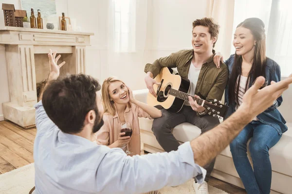 Diversas personas festejando juntas - foto de stock