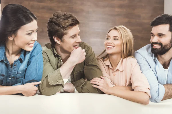 Paare lehnen sich auf Sofa und schauen einander an — Stockfoto