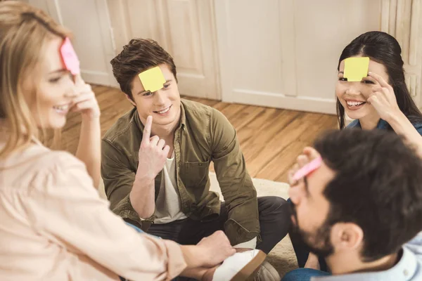 La gente jugando juego adivina quién - foto de stock