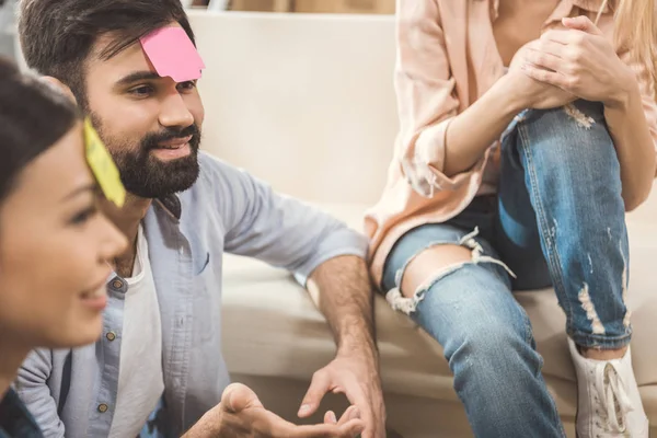 La gente jugando juego adivina quién — Stock Photo