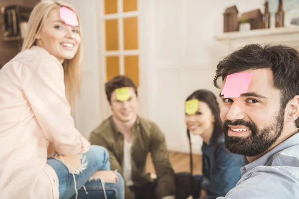 La gente jugando juego adivina quién - foto de stock