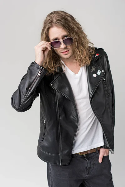 Homem de jaqueta de couro preto e óculos de sol — Fotografia de Stock