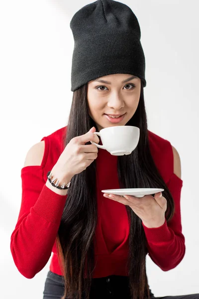 Азіатська жінка з чашкою чаю — стокове фото