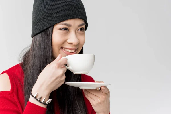 Mujer asiática con taza de té - foto de stock