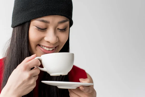Азіатська жінка з чашкою чаю — стокове фото