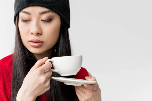 Donna asiatica con tazza di tè — Foto stock