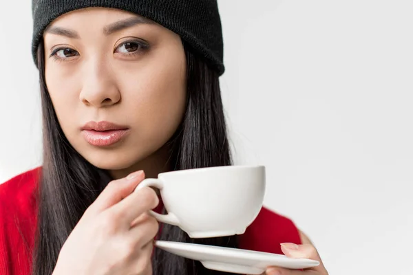 Mujer asiática con taza de té - foto de stock