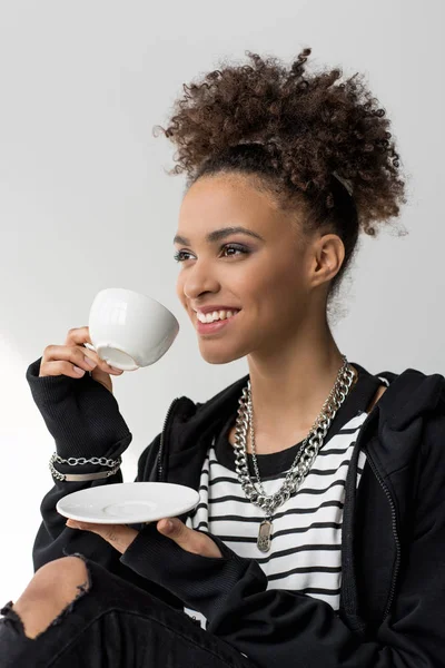 Africano americano gir con taza de té - foto de stock