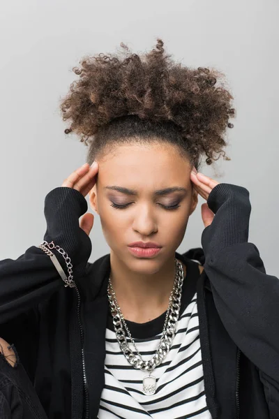 Chica afroamericana con dolor de cabeza - foto de stock