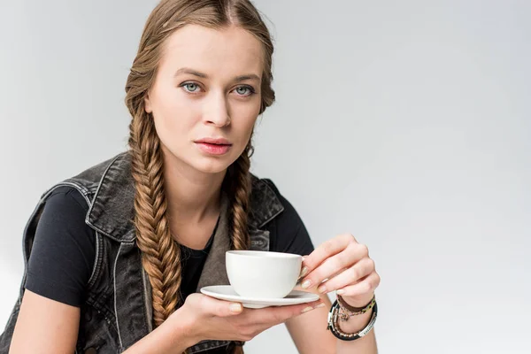 Femme attrayante avec tasse de thé — Photo de stock