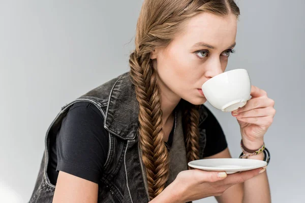 Femme attrayante avec tasse de thé — Photo de stock