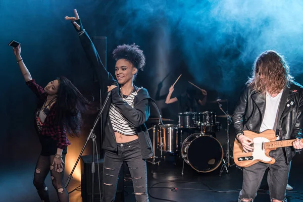 Groupe de rock sur scène — Photo de stock