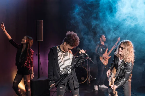 Banda de rock en el escenario - foto de stock