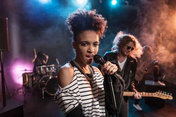 Rockband auf der Bühne — Stockfoto