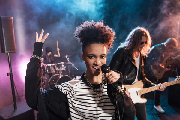 Groupe de rock sur scène — Photo de stock