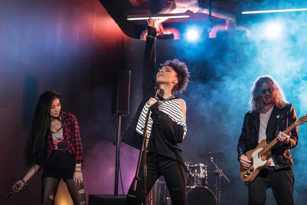 Groupe de rock sur scène — Photo de stock