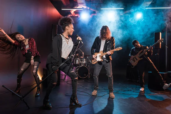 Groupe de rock sur scène — Photo de stock