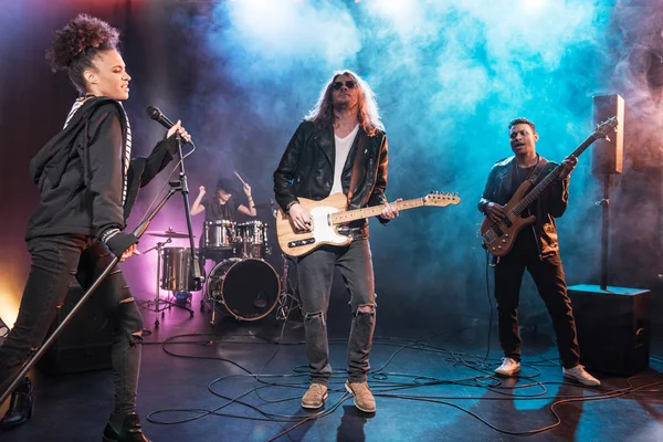 Banda de rock en el escenario - foto de stock