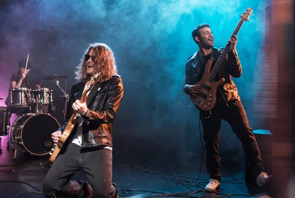 Banda de rock en el escenario - foto de stock