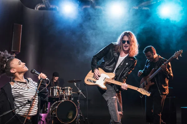 Groupe de rock sur scène — Photo de stock