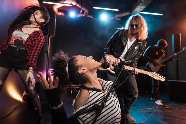 Groupe de rock sur scène — Photo de stock