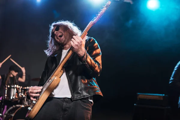 Groupe de rock sur scène — Photo de stock